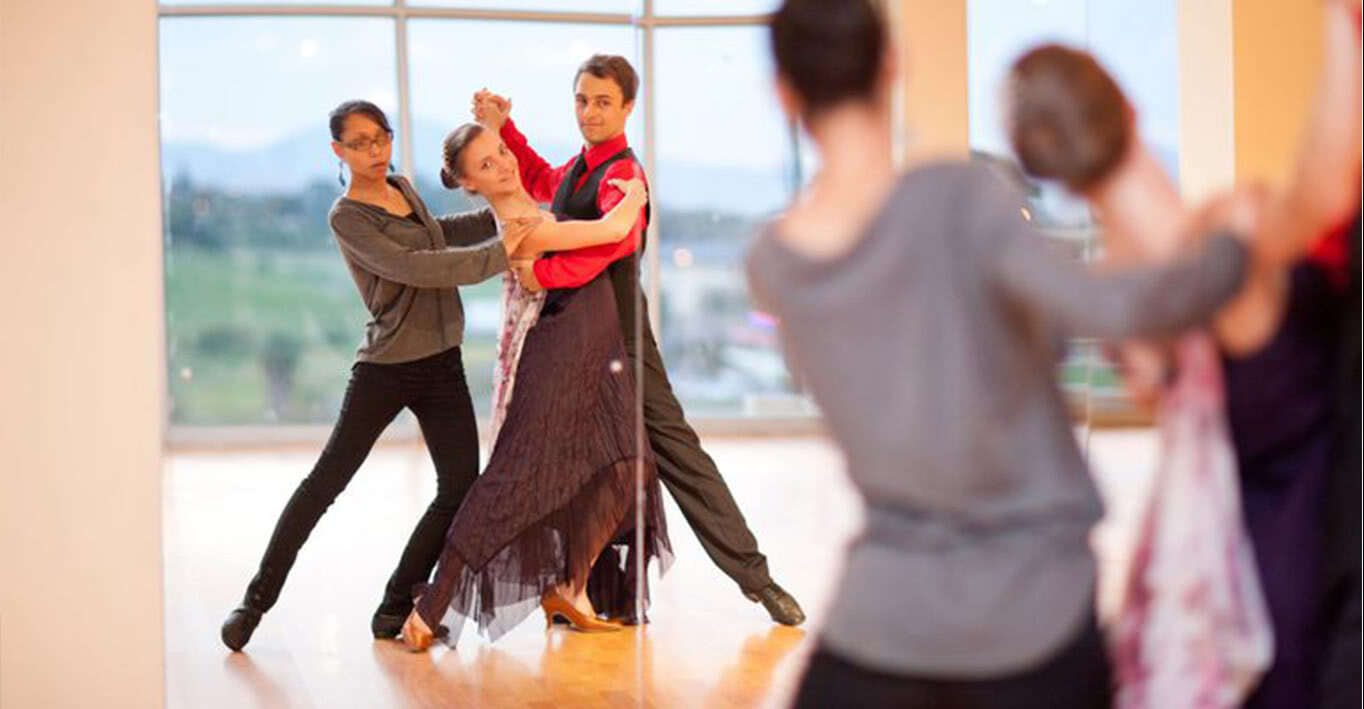 pareja de bailarines en el espejo