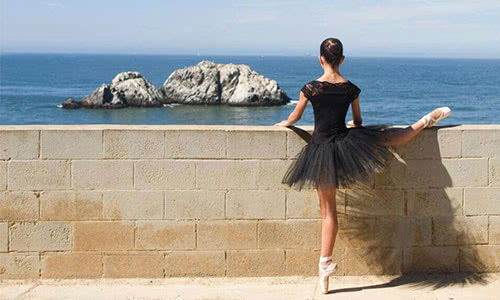 bailarina-de-ballet-frente-al-mar